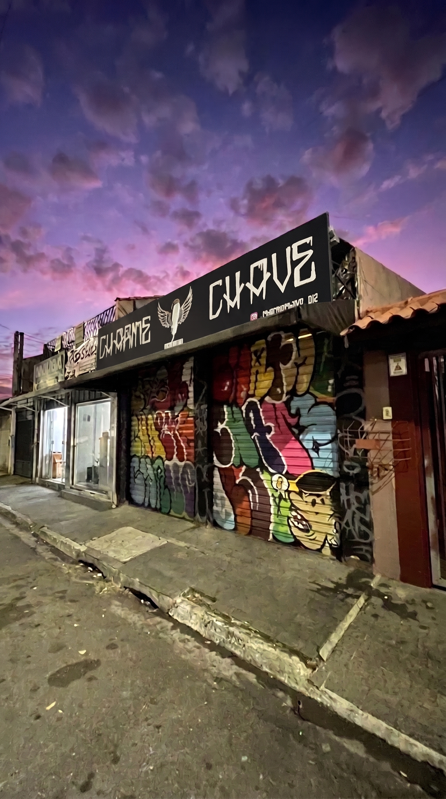 Fachada da Charme Chave coberta de grafite, ao entardecer